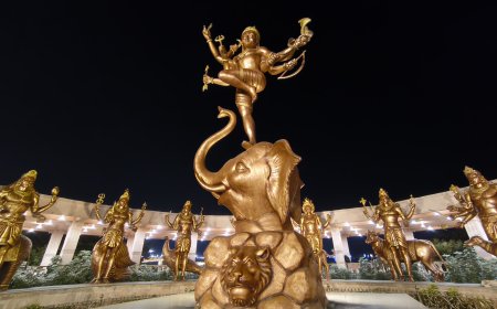 કોરિડોરના પ્રકાશમાં ધૂંધળી થતી આધ્યાત્મિકતા