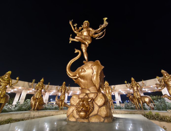 કોરિડોરના પ્રકાશમાં ધૂંધળી થતી આધ્યાત્મિકતા