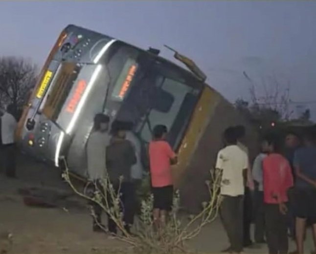 ગોંડલ નજીક શ્રદ્ધાળુઓની બસ ખાડામાં પલટી: સાસુ-વહુના કરુણ મોત, 60થી વધુ મુસાફરોમાંથી 7ની હાલત ગંભીર
